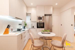 Η κουζίνα ή μικρή κουζίνα στο Urban Views, Modern Apartment In The Heart of Athens
