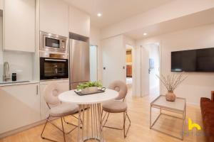 Η κουζίνα ή μικρή κουζίνα στο Urban Views, Modern Apartment In The Heart of Athens