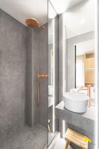 Ένα μπάνιο στο Urban Views, Modern Apartment In The Heart of Athens