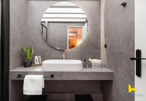 Ένα μπάνιο στο Urban Views, Modern Apartment In The Heart of Athens
