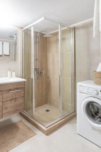 Ένα μπάνιο στο Explore History from a Chic Central Apartment +10 φωτογραφίες