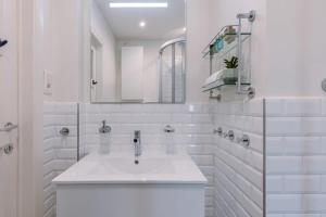Ett badrum på Warm & cozy lateral seaview apartment