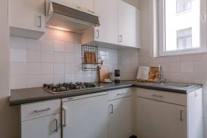 Ett kök eller pentry på Warm & cozy lateral seaview apartment