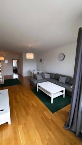 un soggiorno con divano e tavolo di Luxurious And Spacious Apartment a Göteborg