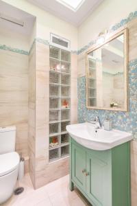 W łazience znajduje się umywalka i lustro. w obiekcie Bright, Calming Retreat With a Balcony Near Metro! w Atenach