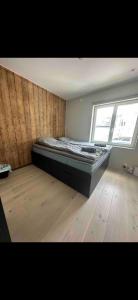 Un pat sau paturi într-o cameră la Sentral moderne leilighet