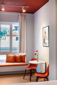 une chambre avec un canapé, une table et une fenêtre dans l'établissement Acre Urban Studios in Monastiraki, à Athènes