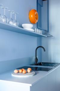 une cuisine avec un évier et une plaque de cuisson avec des œufs. dans l'établissement Acre Urban Studios in Monastiraki, à Athènes