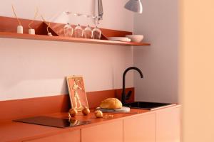 une cuisine avec un évier et un plan de travail dans l'établissement Acre Urban Studios in Monastiraki, à Athènes 30 autres photos