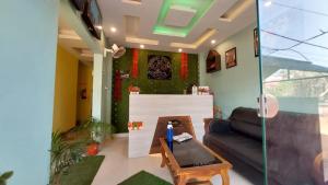 sala de estar con sofá y mesa en Hotel Jagdish Palace Puri en Puri