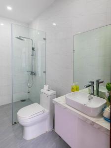 Salle de bains dans l'établissement Villa 14 Ngủ - Resort Hạ Long