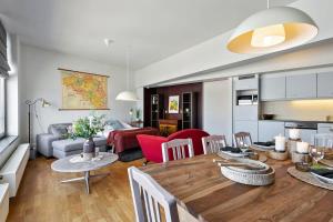 uma cozinha e sala de estar com uma mesa de madeira e cadeiras em Apartment with spacious terrace and stunning view em Oostende