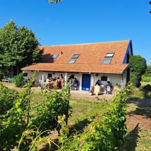 um grupo de pessoas sentadas fora de uma casa em Wijnstaete em Lemelerveld