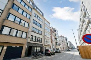 uma rua com edifícios e carros estacionados na rua em Apartment with spacious terrace and stunning view em Oostende