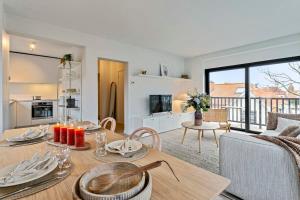 uma sala de jantar com uma mesa e uma sala de estar em Renovated apartment nearby the beach in Knokke-Heist em Knokke-Heist