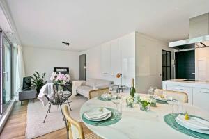 een keuken en een woonkamer met een tafel en stoelen bij Modern penthouse with stunning sea-view, sauna and 2 large terraces! in Knokke-Heist