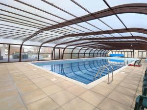 une grande piscine avec un toit rétractable dans l'établissement 19 Waterside Park, à Lowestoft