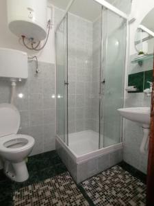 Ένα μπάνιο στο Apartman Crni Vrh Divčibare