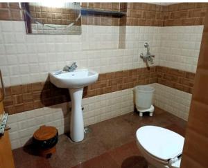 a bathroom with a sink and a toilet at The Lemon Chile in Rānchī