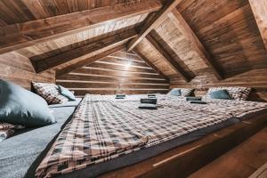 ein großes Bett in einem Zimmer mit Holzdecken in der Unterkunft Roubenka50 in Jičín