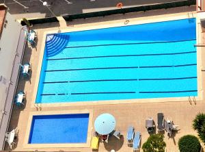 Výhled na bazén z ubytování Apartment Sea View in Rincon de Loix- free parking, pool, Wi-Fi, new air conditioning nebo okolí