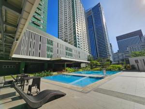 ein Pool mitten in einer Stadt mit hohen Gebäuden in der Unterkunft 26th Sky View Home in Cebu City