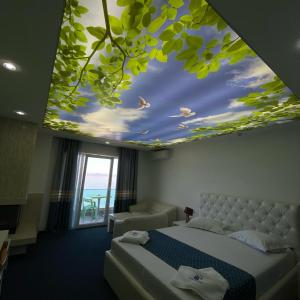 Postel nebo postele na pokoji v ubytování Hotel Pogradeci 2