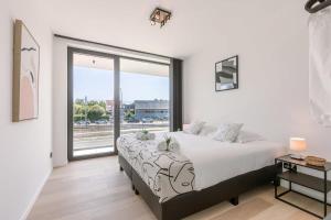New, luxurious and modern apartment with private parking في كوكسيجدي: غرفة نوم بسرير كبير ونافذة كبيرة