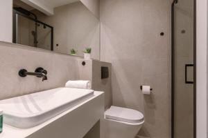uma casa de banho com um lavatório, um WC e um chuveiro em Spacious two bedroom apartment in Knokke em Knokke-Heist