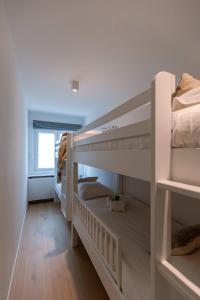 2 beliches num quarto com uma janela em Spacious two bedroom apartment in Knokke em Knokke-Heist