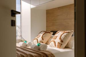 een slaapkamer met een bed en een grote spiegel bij Huswell - Cosy apartment with terrace overlooking the sea in Middelkerke