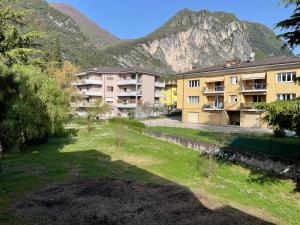 a view of some apartment buildings with mountains in the background at Appartamento spazioso con 3 camere da letto in Riva del Garda