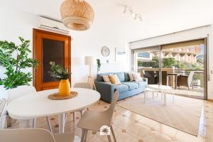 ein Wohnzimmer mit einem Sofa und einem Tisch in der Unterkunft Mediterranean Way - El Mirador in Salou
