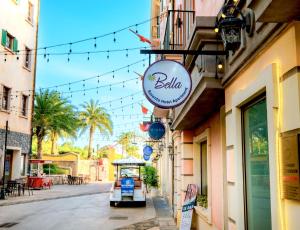 フーコックにあるBELLA HOTEL PHU QUOC -Sunset Town, Địa Trung Hải- BIG PROMOTION 2024の通り側の看板建築