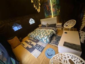 - une chambre avec un lit dans l'établissement Area51 Glamps, à Manali