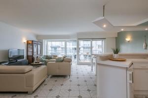 Posezení v ubytování Huswell - Apartment with sideways sea view in Middelkerke