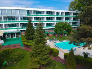 an overhead view of a hotel with a swimming pool at Hotel Decebal Estival Neptun in Neptun