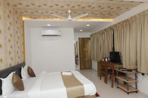 ein Schlafzimmer mit einem großen Bett und einem TV in der Unterkunft Hotel Karan International ,Aurangabad in Aurangabad