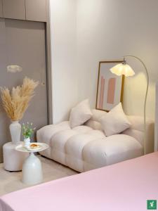- un salon avec un canapé blanc et une table dans l'établissement Bunny Bliss-Service Apartment, à Hanoï