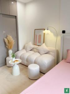 - un salon avec un canapé et une table dans l'établissement Bunny Bliss-Service Apartment, à Hanoï