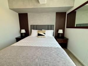- une chambre avec un grand lit et 2 tables de chevet dans l'établissement Apartment with perfect city view, à Guatemala