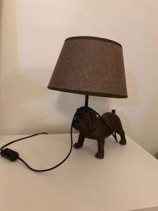 a lamp with a cat on a table at La bella vista in Sestri Levante