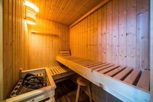 uma sauna de madeira com um banco e um banco em RIAS-Beachvilla-Ocean em Borkum