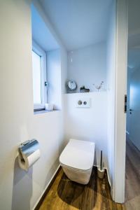 uma casa de banho com um WC branco e uma janela em RIAS-Beachvilla-Ocean em Borkum
