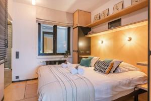 ein Schlafzimmer mit einem großen Bett mit zwei ausgestopften Tieren darauf in der Unterkunft Apartment with garden at the seaside in Knokke in Knokke-Heist