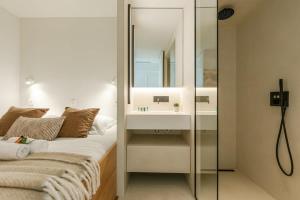 Baño con cama con lavabo y espejo en Cosy studio in centre of Knokke, en Knokke-Heist