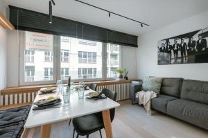sala de estar con mesa y sofá en Cosy studio in centre of Knokke, en Knokke-Heist