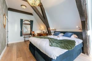 1 dormitorio con 1 cama grande en una habitación en Authentic apartment in the historic center of Antwerp en Amberes
