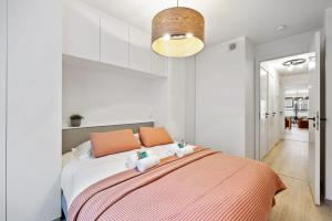 ein Schlafzimmer mit einem großen Bett und zwei Handtüchern in der Unterkunft Fully equipped apartment with lateral sea view in Blankenberge
