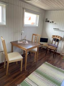 ein Esszimmer mit einem Holztisch und Stühlen in der Unterkunft Marstrand in Marstrand